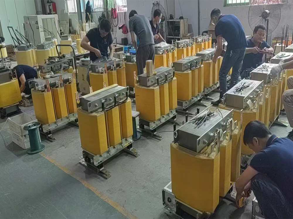 Three-phase digital non-contact voltage regulator
