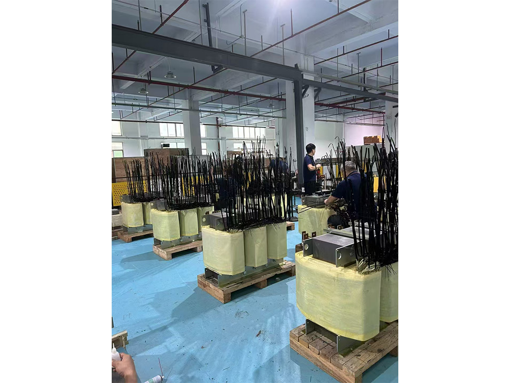 Three-phase digital non-contact voltage regulator